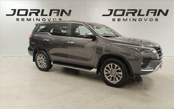 TOYOTA HILUX SW4 2.8 D-4D TURBO DIESEL SRX 4X4 AUTOMÁTICO TOYOTA HILUX SW4 2.8 D-4D TURBO DIESEL SRX 4X4 AUTOMÁTICO